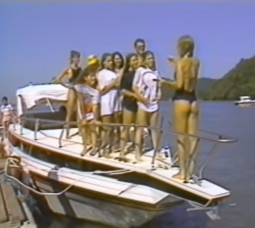 No fim dos anos 80, Xuxa mostrou, em vídeo da Globo, os sonhos materiais já realizados com sua família. Ela deu ao pai, Meneghel, um barco, por exemplo — Foto: Reprodução/Globo