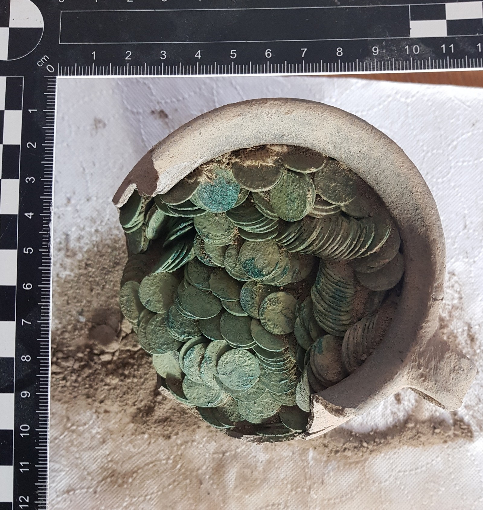 Um detector de metais procurava peças de trator descartadas em uma fazenda polonesa quando descobriu o tesouro — Foto: Lubelski Wojewódzki Konserwator Zabytków/Reprodução/Facebook