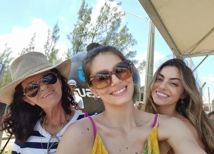 Camila Queiroz curte fim de semana em Santa Catarina com a mãe e a irmã (Foto: Reprodução / Instagram)