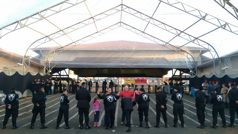 Seguranças organizam entrada para terceiro dia da festa do Peão de Americana em 2017 (Foto: Julio Cesar Costa / G1)