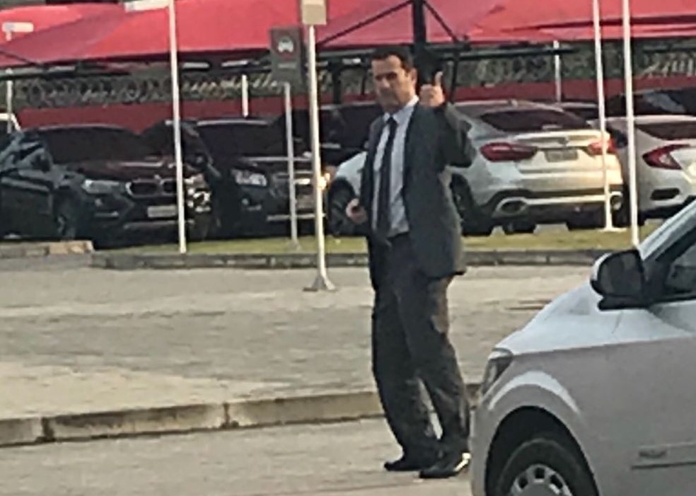 Lomba sinaliza para a imprensa na sa&iacute;da do treino do Flamengo (Foto: Tatiana Zanatta)