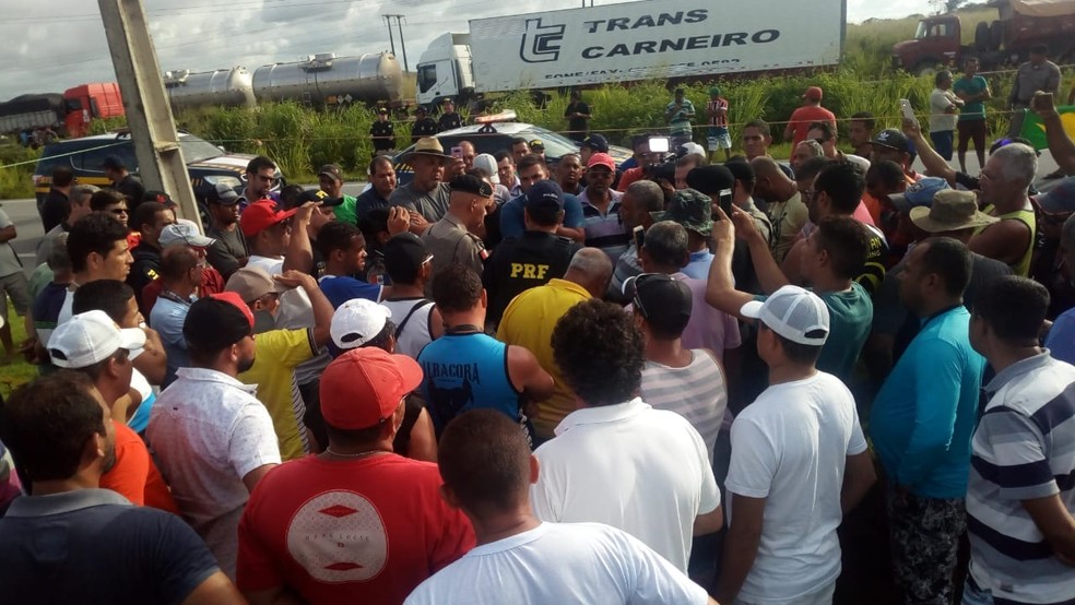 PM e PRF negociam com caminhoneiros na BR-101, em Messias, para permitir a saída dos que concordam em encerrar a mobilização (1) (Foto: Gerenciamento de Crises/PM-AL)