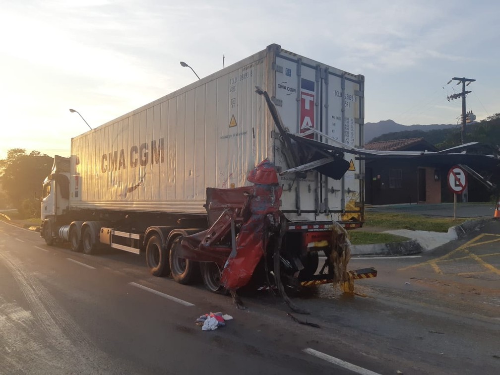 CaminhÃ£o carregado com lecitina de soja bateu na traseira de caminhÃ£o que transportava frango congelado â Foto: PRF/DivulgaÃ§Ã£o