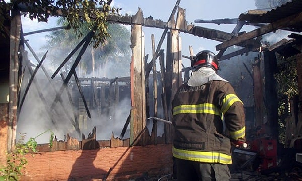 Ação dos bombeiros de Cândido Mota evitou que fogo atingisse casas vizinhas — Foto: Corpo de Bombeiros/Divulgação