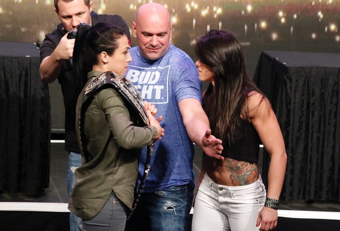 Encarada Joanna Jedrzejczyk Cláudia Gadelha UFC 200 (Foto: Evelyn Rodrigues) Encarada Joanna Jedrzejczyk Cláudia Gadelha UFC 200 (Foto: Evelyn Rodrigues)