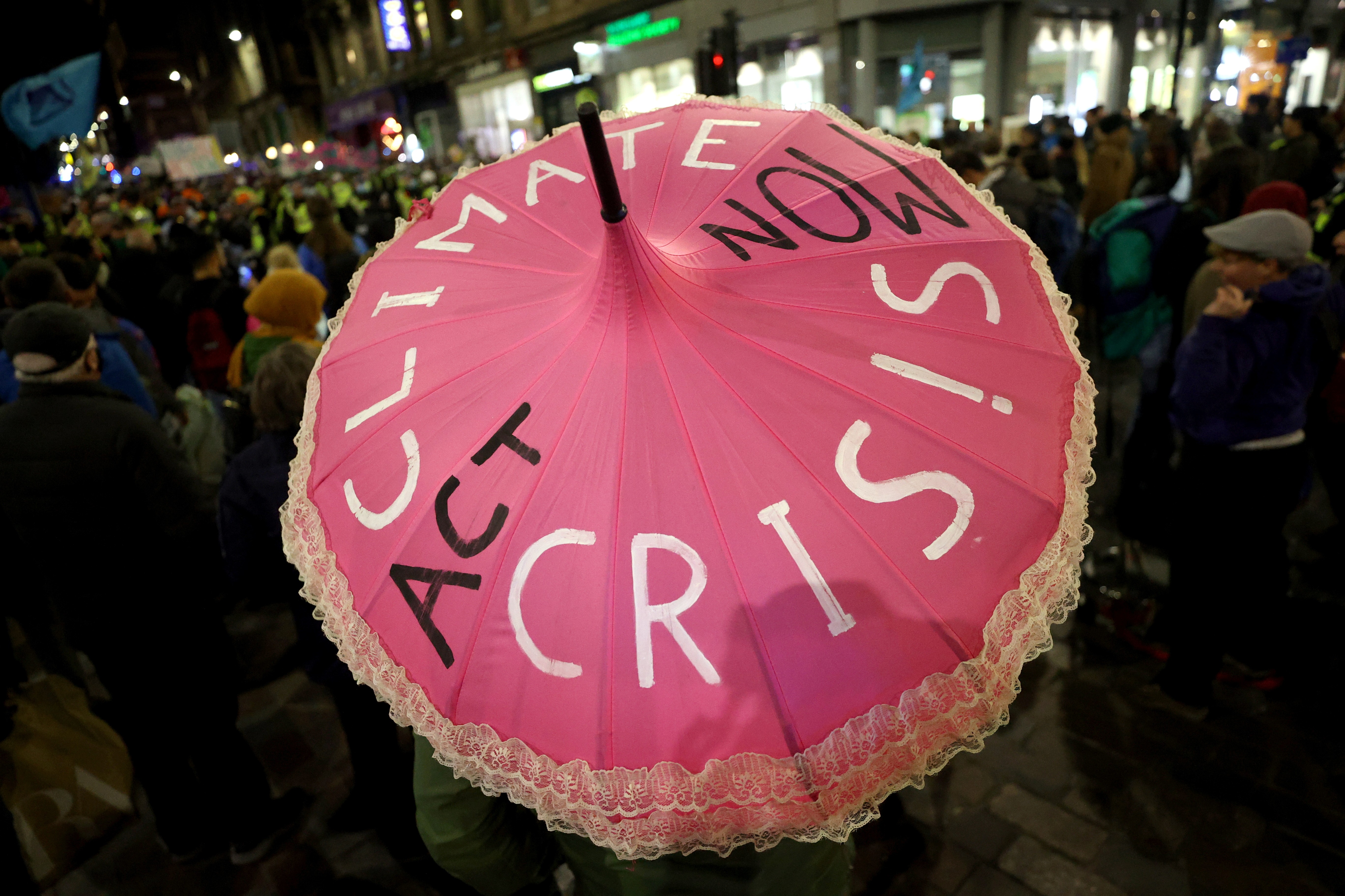 Protesto em Glasgow durante a COP26 (Foto: REUTERS/Hannah McKay)