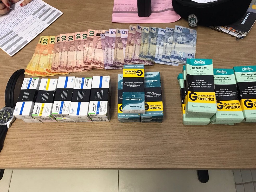Medicamentos e dinheiro recuperados de assalto nesta segunda (5) (Foto: Walter Paparazzo/G1)