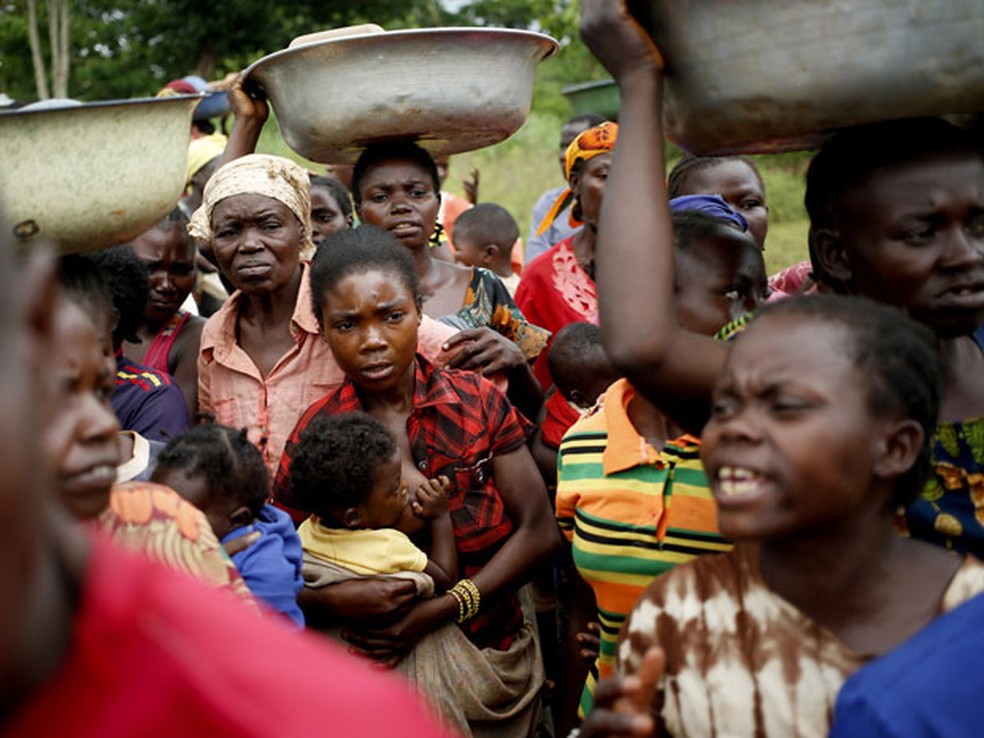Pessoas esperam por comida em Boda, na RepÃºblica Centro-Africana; paÃ­s foi considerado o mais negativo em 2017 â€” Foto: Goran Tomasevic /Reuters