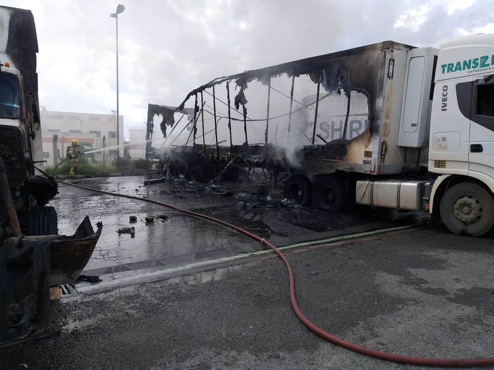 Caminhões pegam fogo no centro de distribuição de supermercado em Santa Maria, no DF — Foto: CBMDF/Divulgação