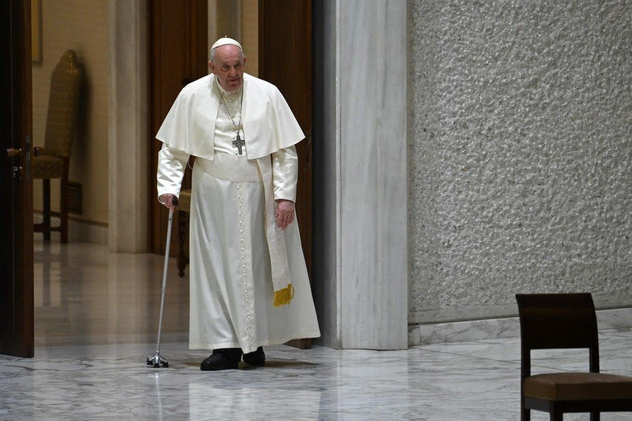 De muleta, Papa Francisco caminha antes de audiência semanal na Basílica de São Pedro, no Vaticano