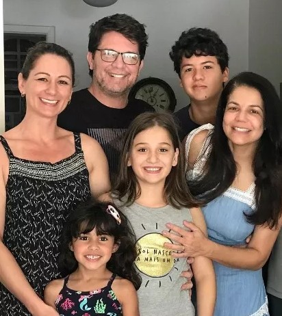 Nivea Stelmann com o ex-marido, Mario Frias, a mulher dele, Juliana, e os filhos (Foto: Reprodução)