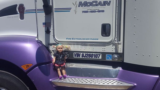 Os sapatos da boneca combinaram com a cor do caminhão (Foto: Reprodução)