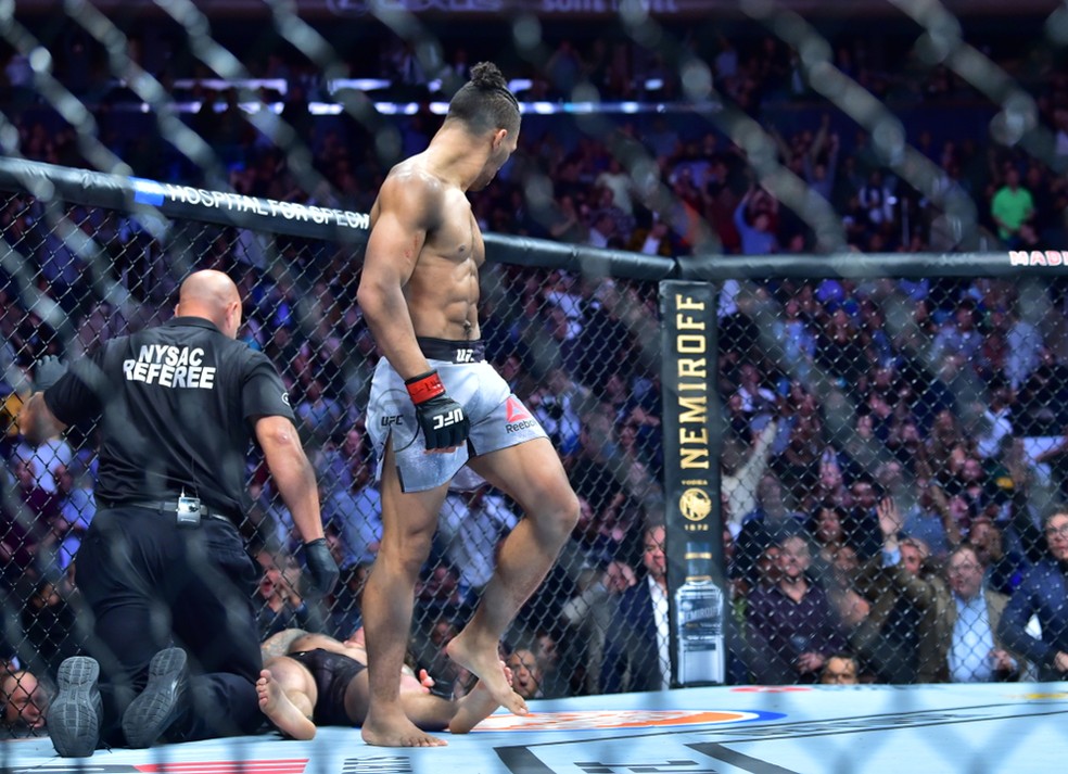 Kevin Lee se afasta após nocautear Gregor Gillespie no UFC 244 — Foto: Jason Silva