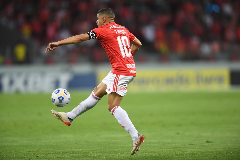 Taison na partida contra o Atlético-GO — Foto: Ricardo Duarte / Internacional