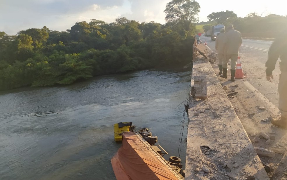 Motorista foi socorrido por pescadores e levado ao hospital  — Foto: Reprodução/TV Anhanguera