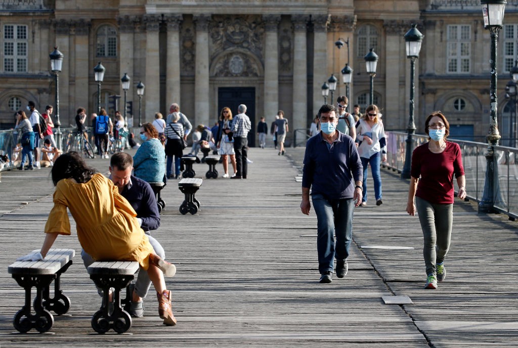 Pessoas caminham com máscaras em Paris, em prevenção ao novo coronavírus (Foto: Chesnot/Getty Images)