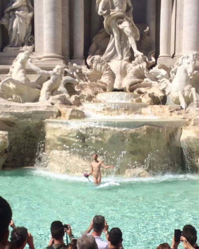 Adrián Pino na Fontana di Trevi, em Roma (Foto: Reprodução/Instagram)