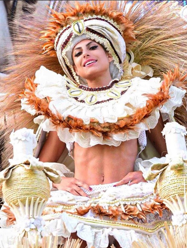 Mari Gonzalez desfilou vestida como baiana na Rosas de Ouro (Foto: Leo Franco/AgNews)