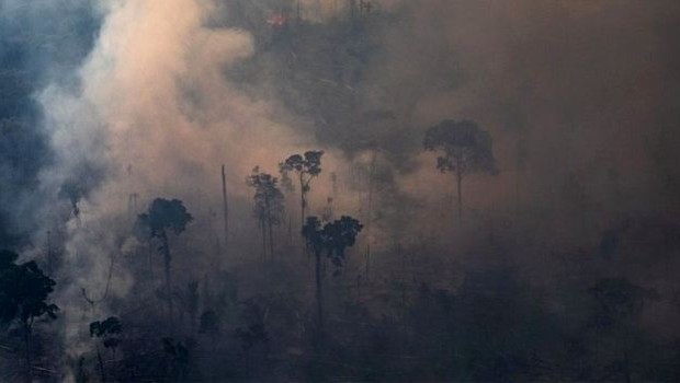 Dados atmosféricos mostraram que a fumaça das queimadas foi transportada pelo vento e depositada nas geleiras das montanhas (Foto: Getty Images)
