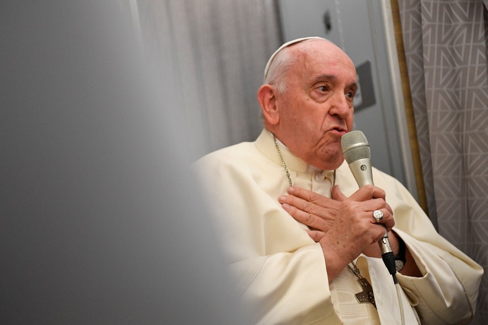 Papa falou com jornalistas no avião papal na volta de uma viagem ao Canadá — Foto: Divisão de produção e fotografia/Divulgação via REUTERS