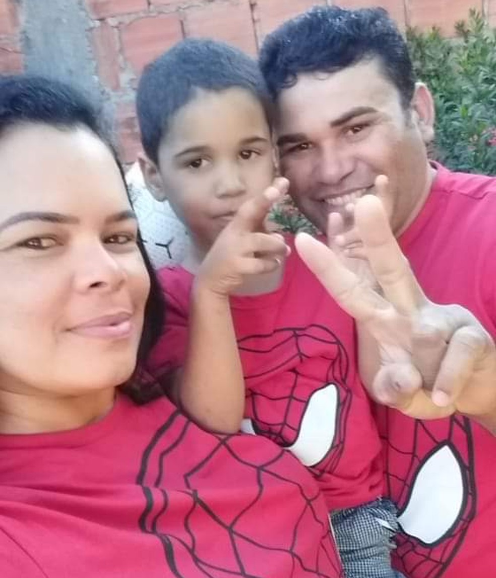Daniel Augusto Costa com a madrasta e o pai — Foto: Arquivo pessoal