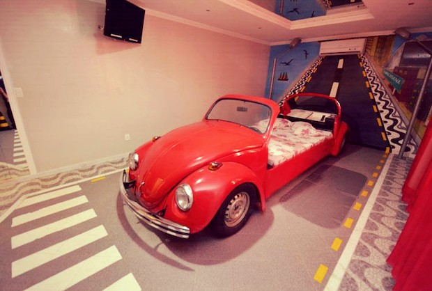 No Fany Hotel, em Magé (RJ), a suíte Fusca tem uma cama dentro do antigo carro (Foto: Fany Hotel / Reprodução)