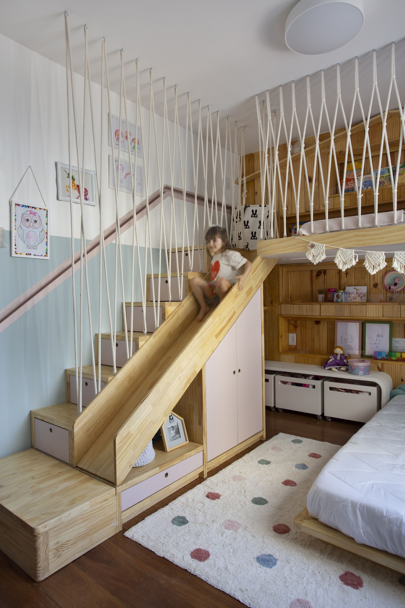 Décor do dia: quarto infantil com escorregador e marcenaria funcional (Foto: Denilson Machado/MCA Estúdio)