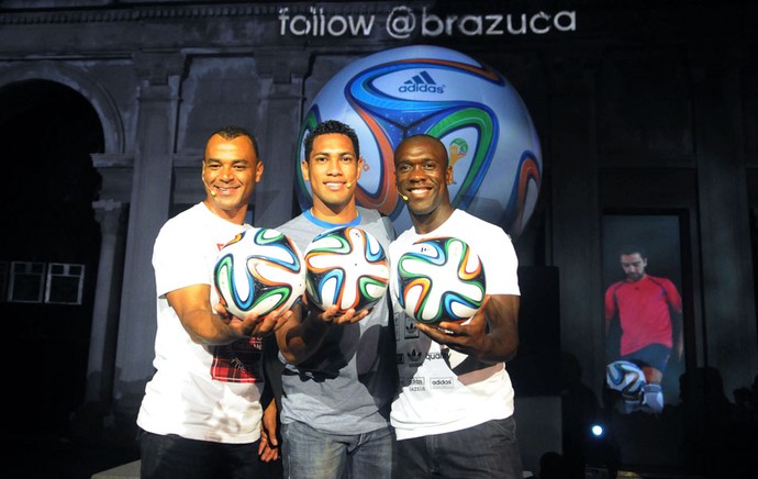Com missão de substituir a Jabulani, Brazuca é apresentada no Rio