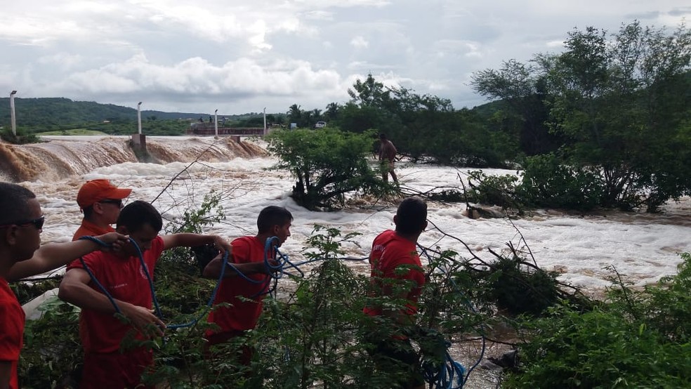 Equipes de resgate se deslocaram para a Vila Santa Rita, um dos locais atingidos pelas inundações na cidade. — Foto: Wandenberg Belém