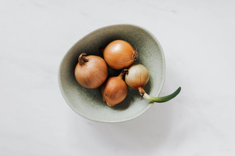 Aprenda seis receitas com cebola para incorporar a hortaliça de um jeito fácil e diferente nos pratos do dia a dia