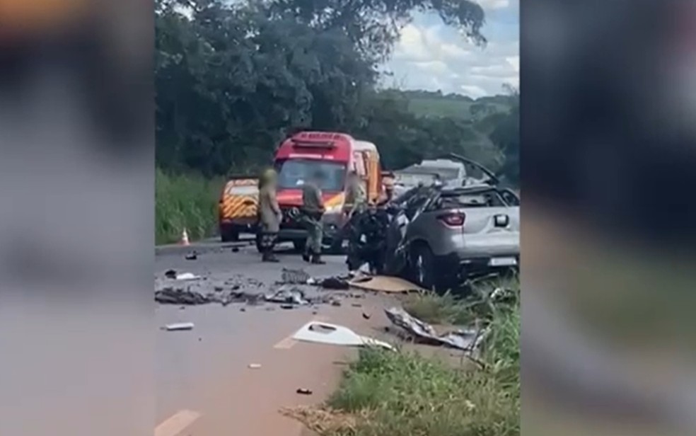 Motorista de caminhonete morre após acidente com caminhão na GO-462, em Goiânia, Goiás — Foto: Reprodução/TV Anhanguera