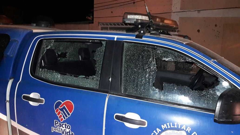 Viatura da Polícia Militar atingida por disparos na cidade de Chorrochó (Foto: Edimar Carvalho/Arquivo Pessoal)