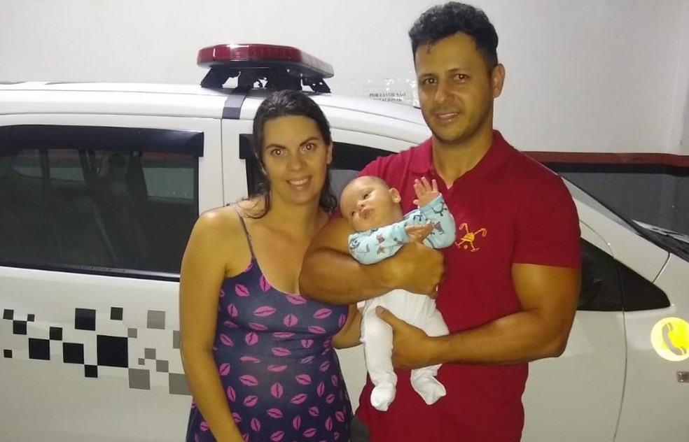 Casal Cristina e Elvis com o filho Lucas após ele voltar a respirar  — Foto: Divulgação/PM