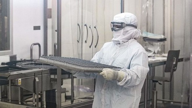 O processo de fabricação, envase e controle de qualidade costuma demorar cerca de três semanas no Instituto Bio-Manguinhos, da FioCruz (Foto: BBC News/Getty Images)