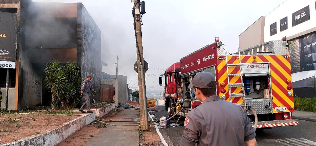 Incêndio atingiu o prédio em uma área nobre da cidade de Bauru — Foto: Marco Previdello / TV TEM 