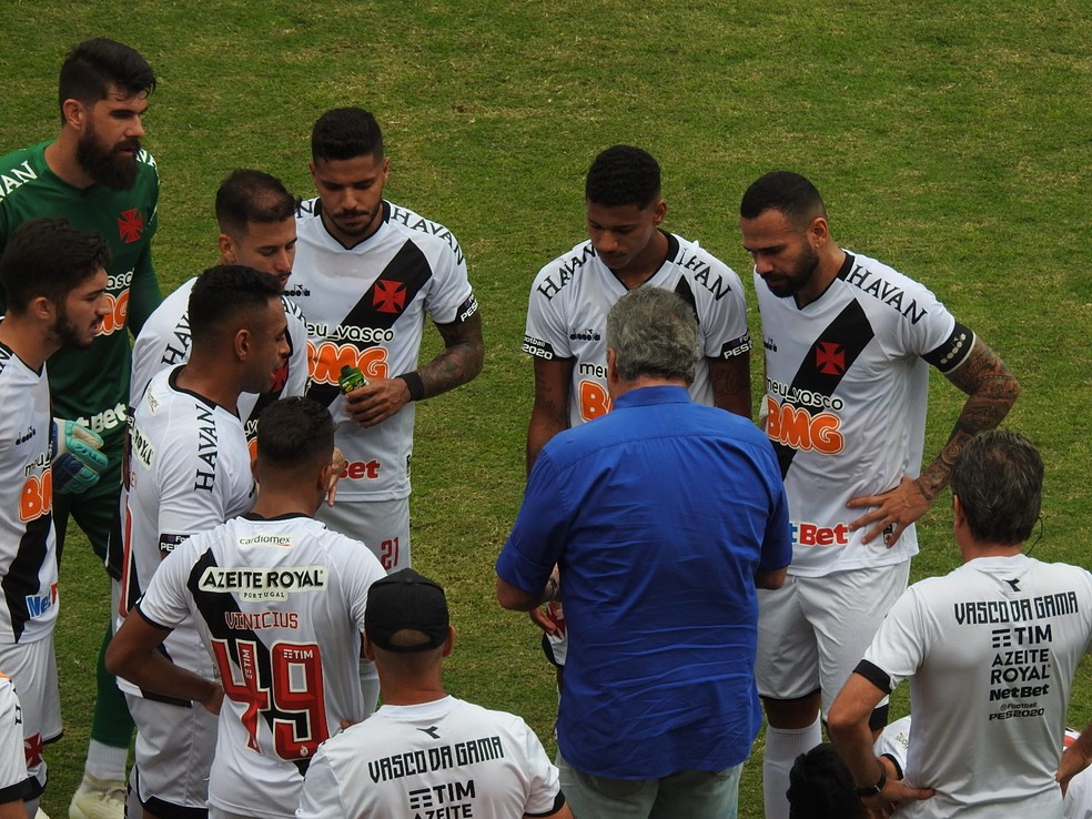Abel conversa com jogadores no Raulino de Oliveira — Foto: Hector Werlang