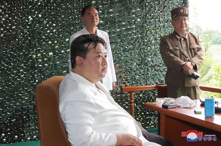Fotos divulgadas pelo jornal oficial Rodong Sinmun mostram um celular prateado com capa de couro preto na mesa de Kim Jong-Un