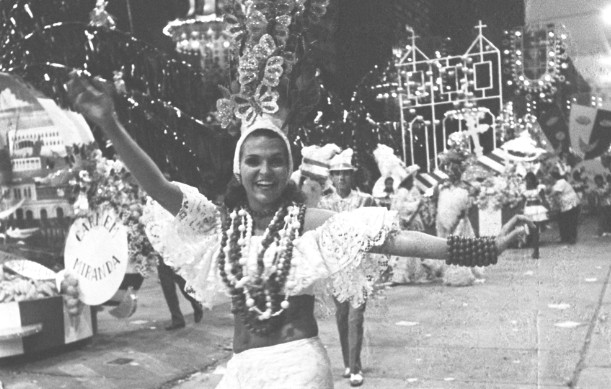 Leila Diniz desfilando pela Império Serrano no carnaval de 1972