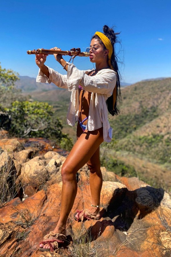 Aline Riscado posa com flauta de bambu (Foto: Reprodução )