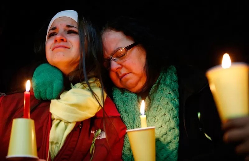 Ataques a tiros contra escola primária Sandy Hook deixou 26 pessoas mortas, incluindo 20 crianças, em Newtown, em Connecticut (Foto: Getty Images via BBC News)