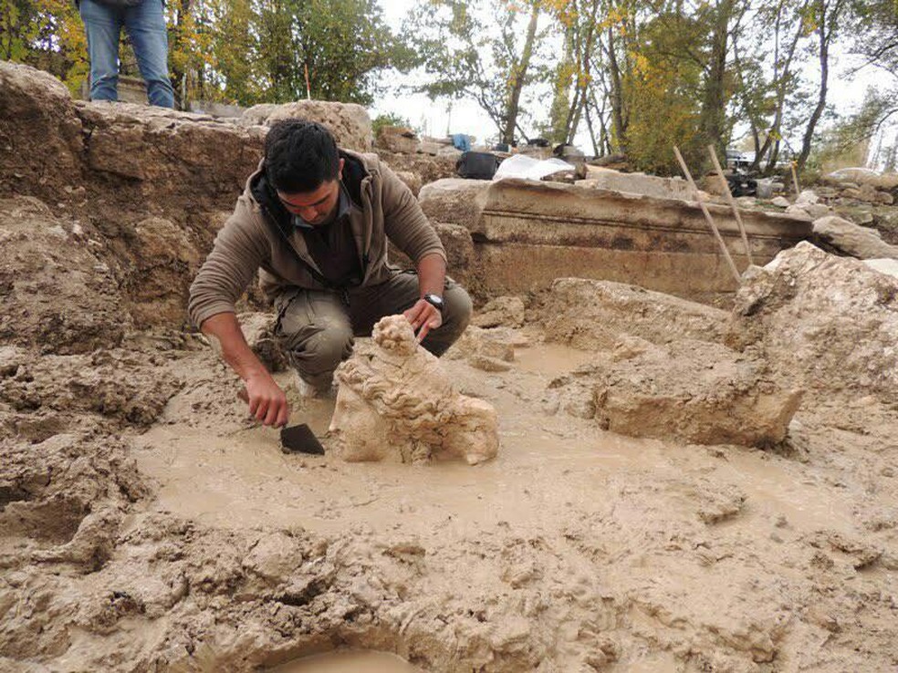 Arqueólogo escava estátua de Afrodite em sítio arqueológico turco — Foto: Reprodução/Universidade Kütahya Dumlupınar