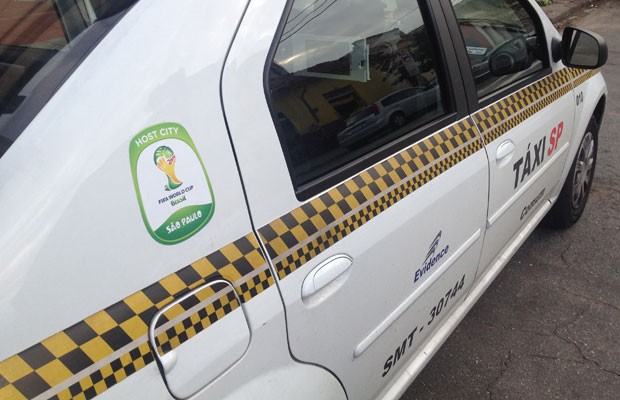 Os táxis equipados com tablet e wi-fi terão o adesivo oficial da Copa do Mundo da Fifa afixado. (Foto: Helton Simões Gomes/G1)