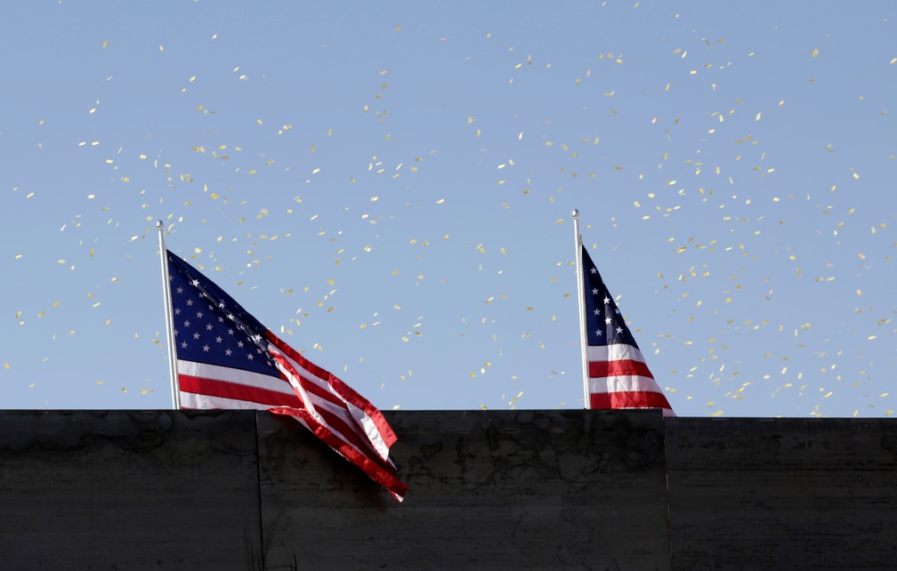 Bandeiras americanas em um muro privado na fronteira entre Estados Unidos e MÃ©xico em Ciudad JuÃ¡rez. â?? Foto: Jose Luis Gonzalez/Reuters
