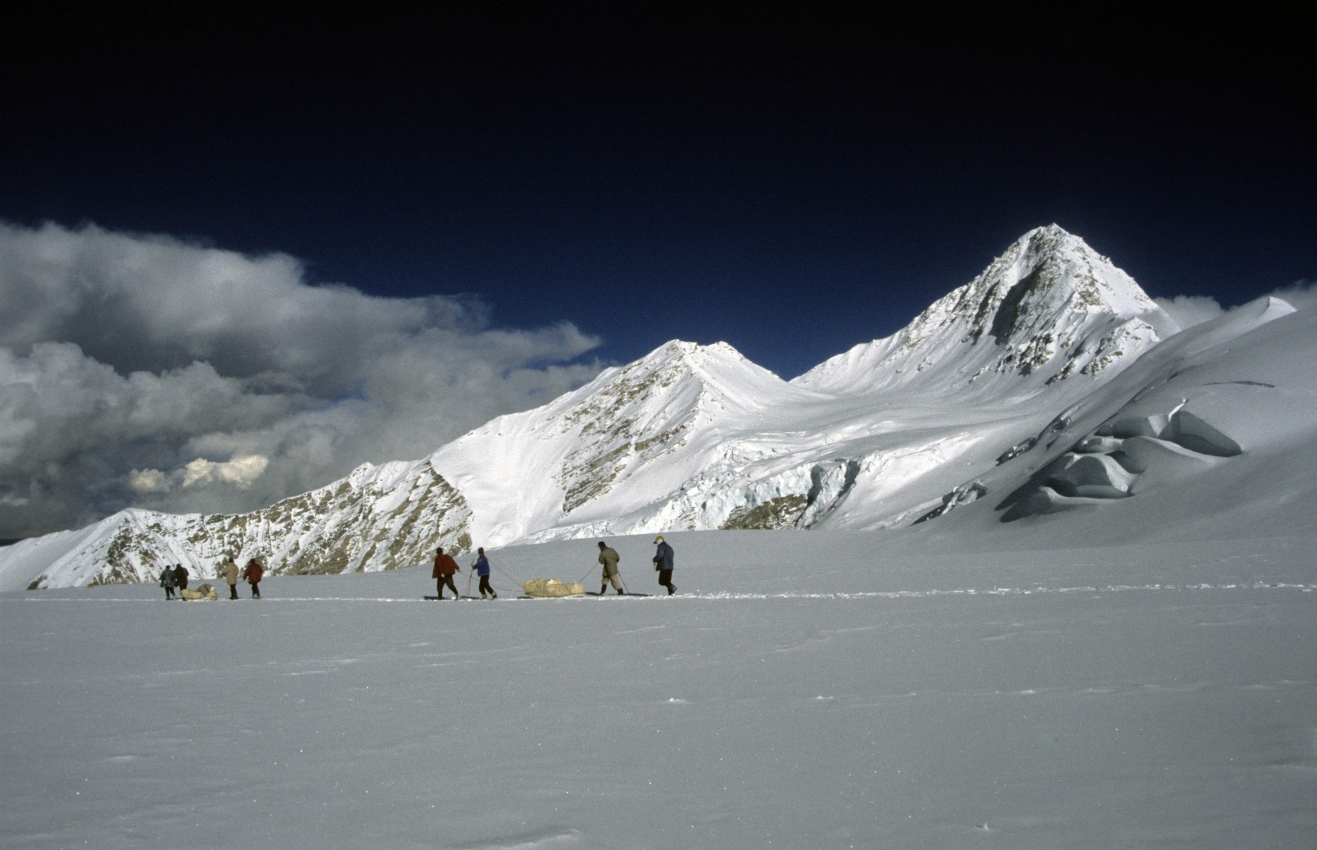 Himalaia já sofria impacto da ação humana antes da nossa chegada por lá. Na foto, especialistas retiram amostras da geleira de Dasuopu (Foto: Vladimir Mikhalenko/Universidade de Ohio)