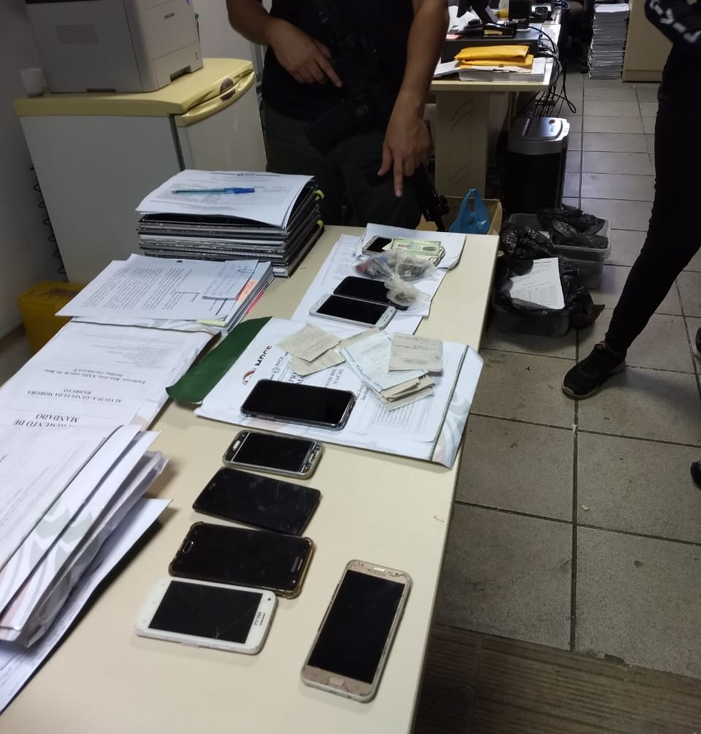 Celulares e outros materiais foram apreendidos pelo Ministério Público durante operação de hoje — Foto: Divulgação/MPCE