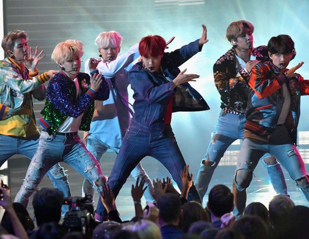 LOS ANGELES, CA - NOVEMBER 19:  BTS performs onstage during the 2017 American Music Awards at Microsoft Theater on November 19, 2017 in Los Angeles, California.  (Photo by Lester Cohen/WireImage) (Foto: WireImage)