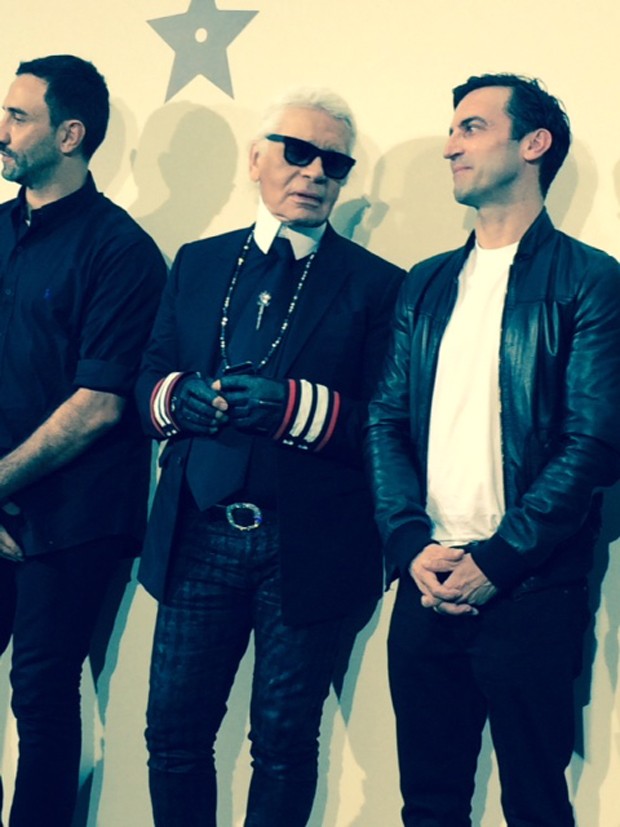 KARL LAGERFELD AND NICOLAS GHESQUIEÌ€RE SHARE A JOKE AT THE RECENT  LVMH YOUNG FASHION DESIGNER PRIZE  (Foto:  )