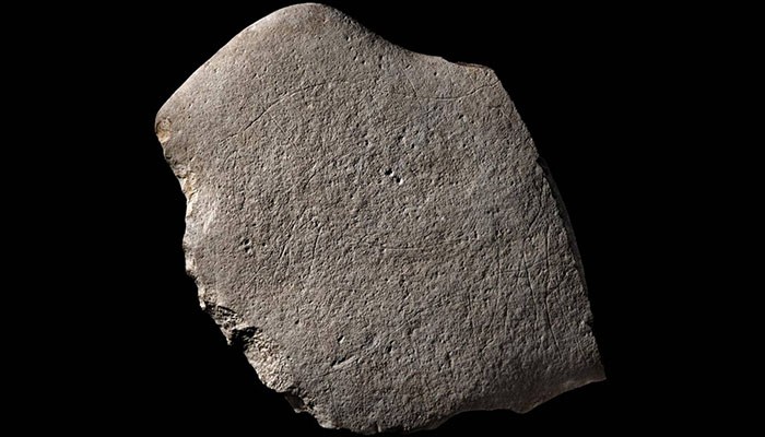A pedra tem marcas em sua superfície (Foto: INRAP)