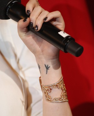 Tatuagem no pulso esquerdo de Emma Stone (Foto: Getty Images)