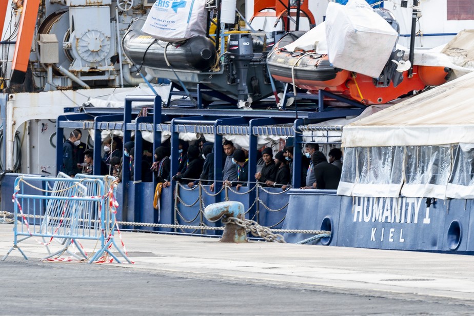 Imigrantes no navio de resgate Humanity 1 da organização alemã SOS Humanity, que transportava 179 pessoas resgatadas no Mediterrâneo